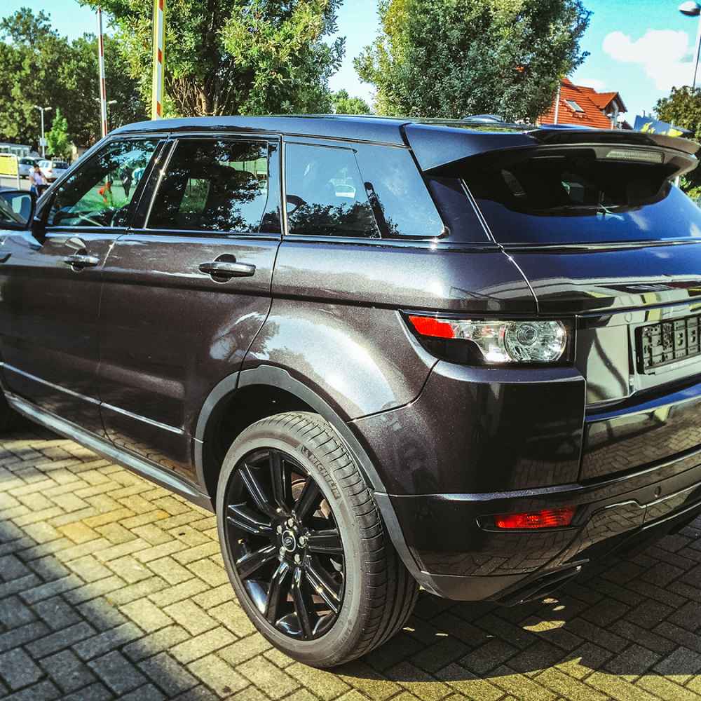 Range Rover Evoque komplett gedippt mit CARDIP® Sprühfolie in Anthrazit Glanz