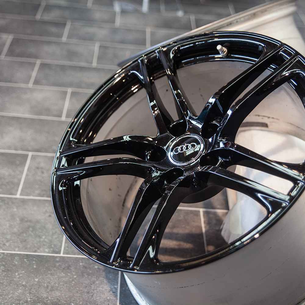 Felge gedippt mit CARDIP® Sprühfolie in Schwarz Glanz