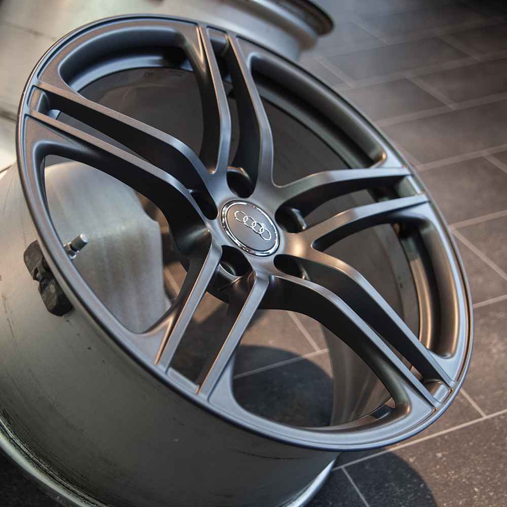 Felge gedippt mit CARDIP® Sprühfolie in Satin Grey Matt