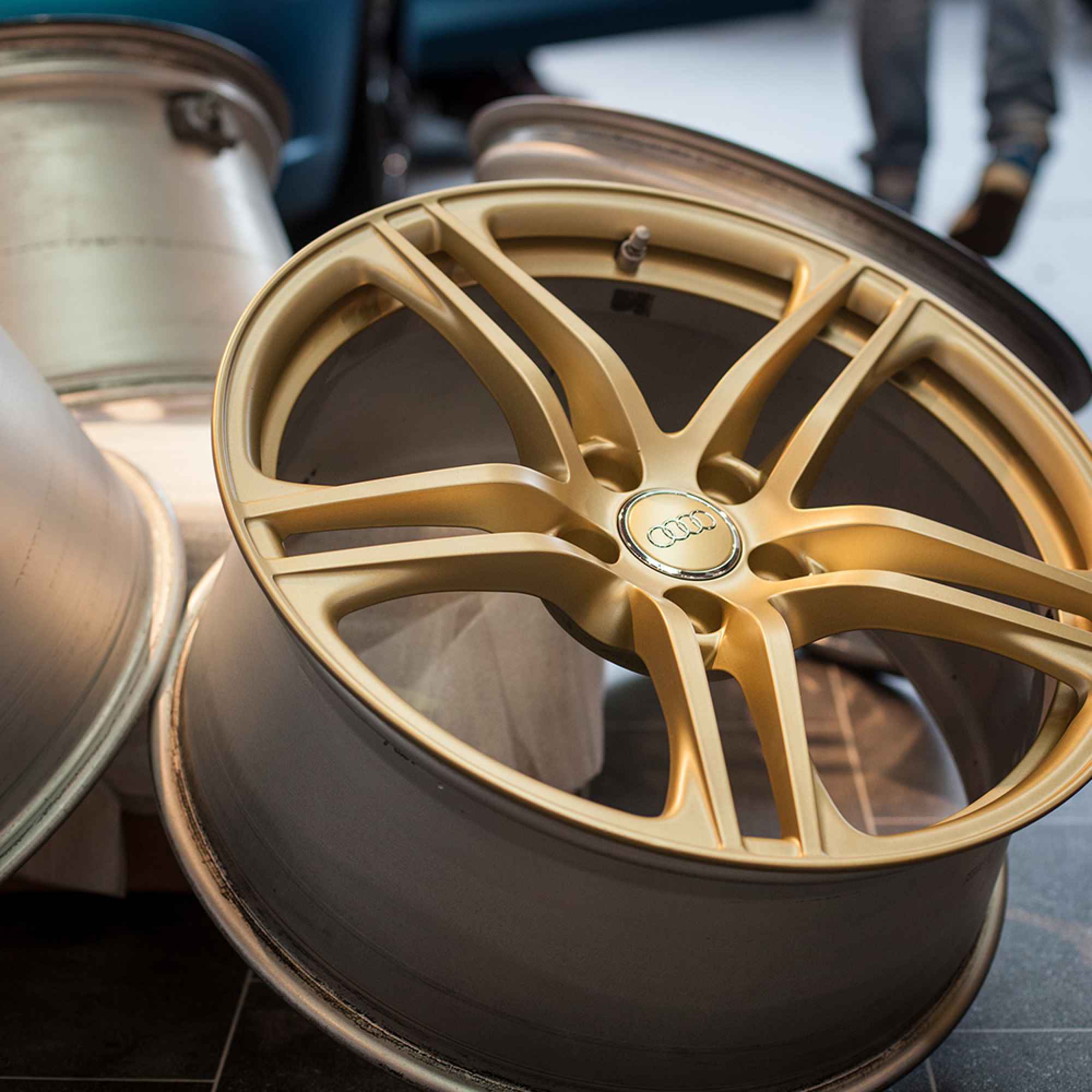 Felge gedippt mit CARDIP® Sprühfolie in Gold Matt