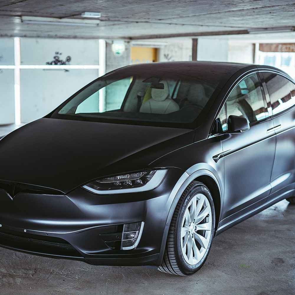 Tesla Model X komplett gedippt mit CARDIP® Sprühfolie in Schwarz Matt