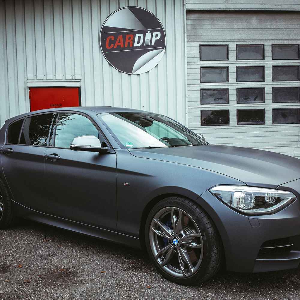 BMW M135i komplett gedippt mit CARDIP® Sprühfolie in Daytonagrau Anthrazit Matt
