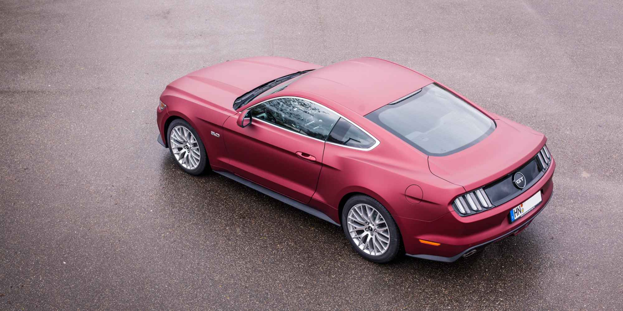 Ford Mustang gedippt in Ford Ruby Red Matt