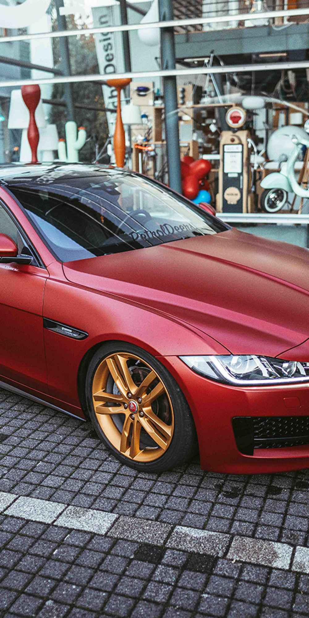 Jaguar XE komplett gedippt mit CARDIP® Sprühfolie in Rot Matt